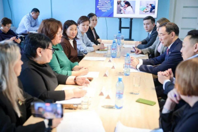 Айсен Николаев встретился с работающими в военных госпиталях психологами из Якутии / ЯСИА   