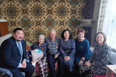 Ветеранам тыла в Олекминске вручили медали к 80-летию Победы / ЯСИА   