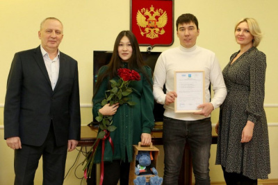В Удачном Мирнинского района шестая молодая семья получила жилищный сертификат / ЯСИА   