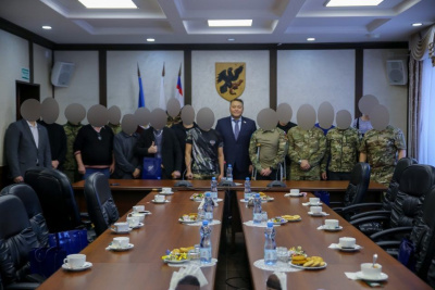 В День Героев Отечества Альберт Семенов встретился с участниками СВО / ЯСИА   