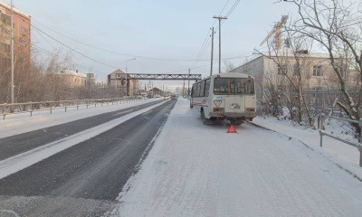 Водитель автобуса зажал дверьми пенсионерку в Якутске. Она получила перелом лодыжки / ЯСИА Якутск Якутск Республика Саха (Якутия)