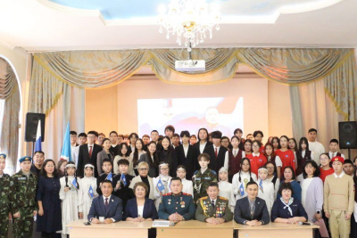 Герой России Родимир Максимов провел «Урок мужества» в одной из школ Якутска / ЯСИА Якутск Якутск Республика Саха (Якутия)