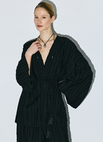 Укороченное кимоно с поясом из декоративной ткани, Черный