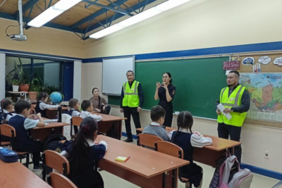 Управтодор Якутии и ГАИ обучили школьников безопасному поведению на дороге / ЯСИА   