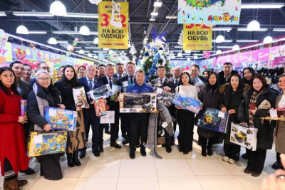 Первый вице-премьер Якутии Дмитрий Садовников присоединился к акции «Ёлка добра» / ЯСИА   