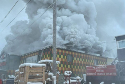 Видео: в Якутске загорелся магазин сельхозтехники и автозапчастей UPD / Мария Горохова Якутск Якутск Республика Саха (Якутия)