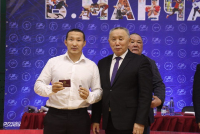 Одиннадцати мас-рестлерам Якутии вручили удостоверения и знаки мастеров спорта России / Дьулустаан Сергеев Якутск Якутск Республика Саха (Якутия)