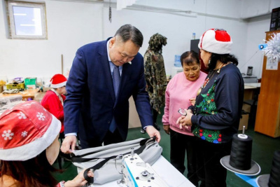 Альберт Семенов посетил гуманитарный штаб «Якутия с тобой!» / ЯСИА   