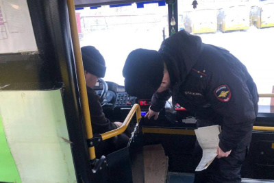 Сотрудники Госавтоинспекции Якутска проверили детские автобусы / ЯСИА Якутск Якутск Республика Саха (Якутия)