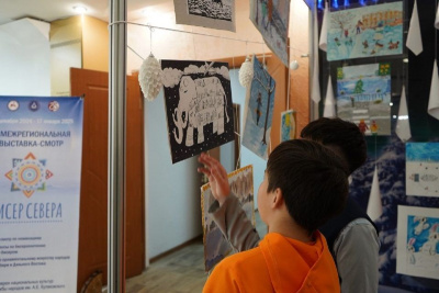 Творческие работы о зимней красоте Якутии представили в Доме дружбы народов / ЯСИА   