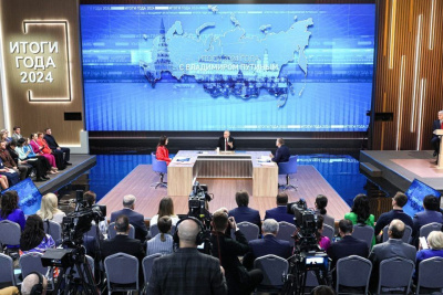 Владимир Путин выразил благодарность волонтёрам за помощь бойцам СВО / ЯСИА   