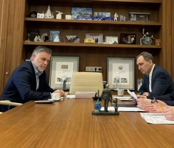 Кирилл Бычков и замминистра строительства и ЖКХ РФ Алексей Ересько обсудили реализацию федерального проекта / Семен Родионов   