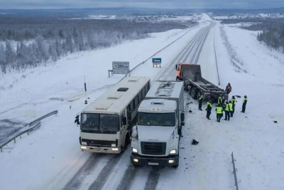 Вахтовый автобус и грузовик попали в ДТП в Якутии UPD / ЯСИА   