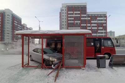 ДТП с участием автобуса и двух легковых автомобилей произошло в Якутске / ЯСИА Якутск Якутск Республика Саха (Якутия)