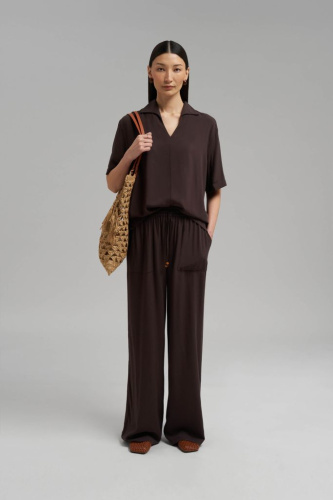 Свободная блузка с v-вырезом и воротником