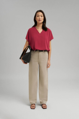 Свободная блузка с v-вырезом