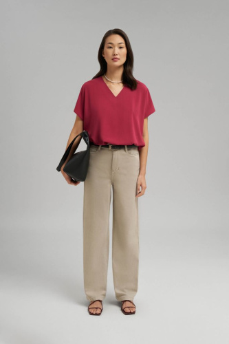 Свободная блузка с v-вырезом