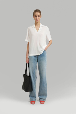 Свободная блузка с v-вырезом и воротником