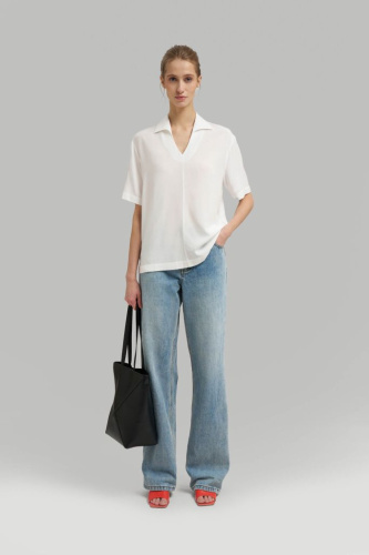 Свободная блузка с v-вырезом и воротником