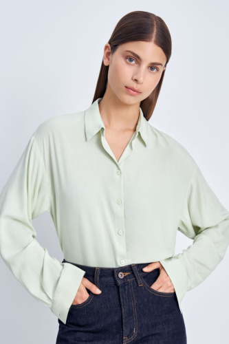 Блузка свободного кроя с отложным воротником