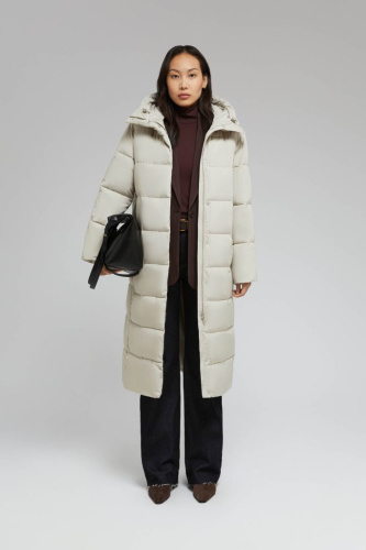 Утепленное пальто с капюшоном