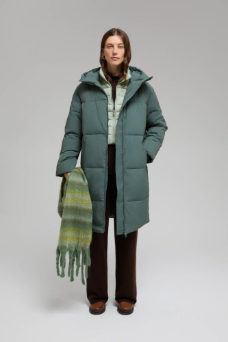 Утепленное стеганое пальто с капюшоном