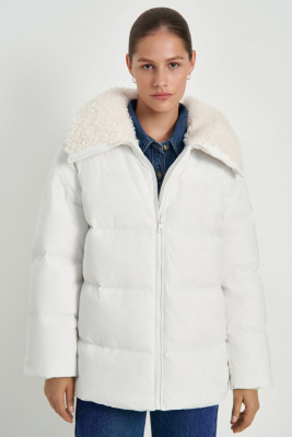 Пуховик с опушкой и воротником-стойкой
