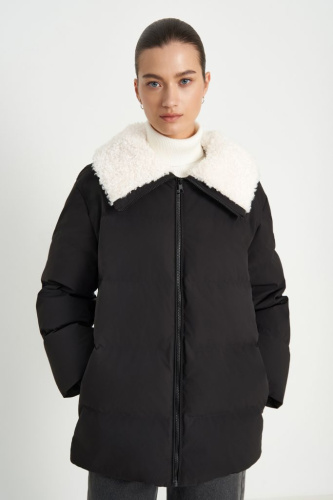 Пуховик с опушкой и воротником-стойкой