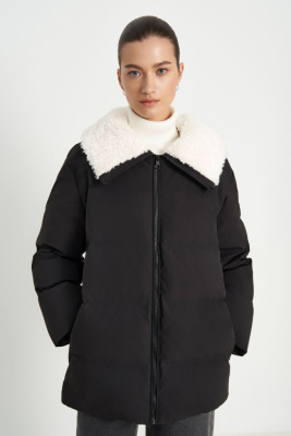 Пуховик с опушкой и воротником-стойкой