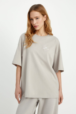 Оверсайз футболка со спущенным плечом