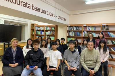 Читатели краеведческой библиотеки встретились с послом детского чтения в Якутии Валентином Егоровым / ЯСИА   Республика Саха (Якутия)