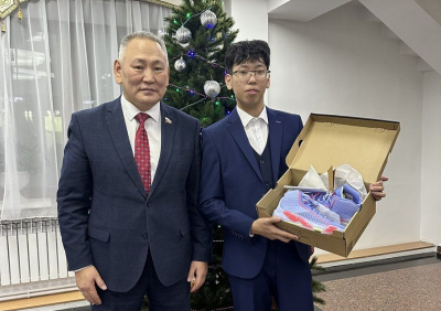 Сенатор РФ Сахамин Афанасьев принял участие в акции «Елка желаний» / ЯСИА   