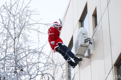 В Якутске спасатель спустился с крыши и поздравил юных пациентов НЦМ в образе Деда Мороза / Майя Гоголева Якутск Якутск Республика Саха (Якутия)