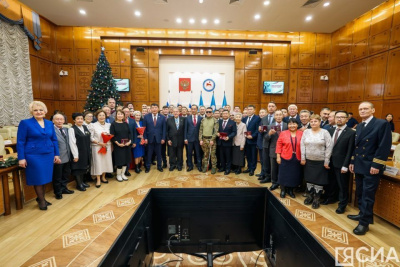 Глава Якутии Айсен Николаев вручил отличившимся якутянам государственные награды / Нарыйа Пахомова   