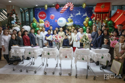 Две тройни в один день выписали из Национального центра медицины Якутии / Саина Титова   