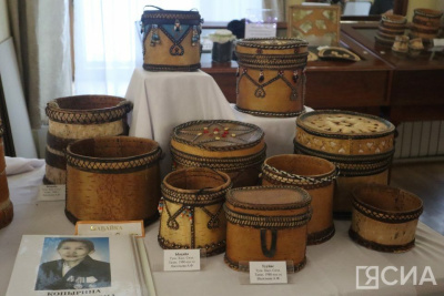 В Якутске презентовали книгу  о мастерах берестяных изделий  «Өбүгэ ситимэ» / Мария Горохова Якутск Якутск Республика Саха (Якутия)