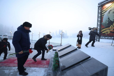 Глава Якутии возложил цветы к памятнику Герою Советского Союза Федору Попову / ЯСИА   