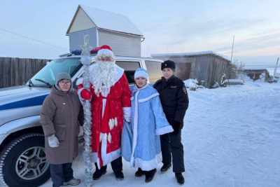 Полицейские Амгинского района вручили подарки юным якутянам / Майя Гоголева  Амгинский Республика Саха (Якутия)