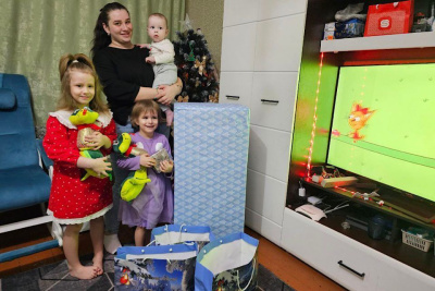 Две сестры из ДНР получили новогодние подарки от главы Якутии / ЯСИА   