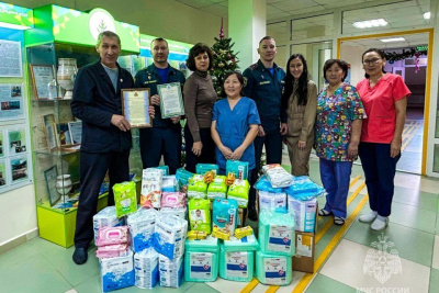 Сотрудники МЧС Якутии поздравили малышей с наступающим Новым годом / ЯСИА   