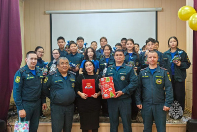 В Якутске сотрудники МЧС России подарили детям новогодние подарки / ЯСИА Якутск Якутск Республика Саха (Якутия)