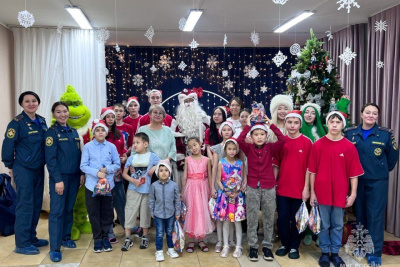 В Якутии сотрудники МЧС поздравили воспитанников детского дома с Новым годом / ЯСИА   Республика Саха (Якутия)