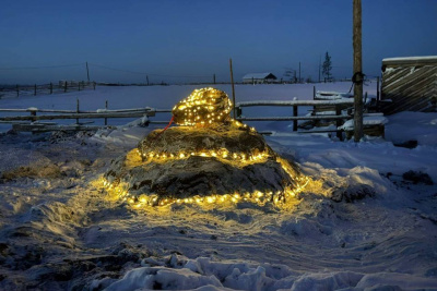 Фотофакт: в Якутии молодой фермер сделала из навоза символ 2025 года / Дьулустаан Сергеев   Республика Саха (Якутия)