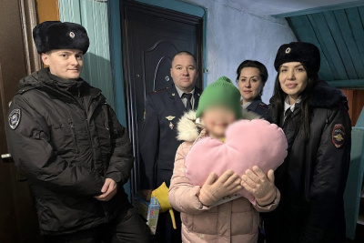 В Якутске помощники Деда Мороза поздравили детей с Новым годом / ЯСИА Якутск Якутск Республика Саха (Якутия)