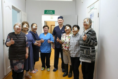 Мобильные офтальмологи провели операции в Оленекском районе. Самому старшему пациенту — 87 лет / Саина Титова   