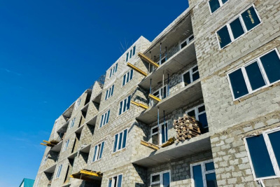 Садовников проверил строящиеся дома для переселенцев из аварийного жилья в Амге / ЯСИА   