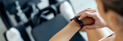 Названы лучшие фитнес-браслеты 2025 года