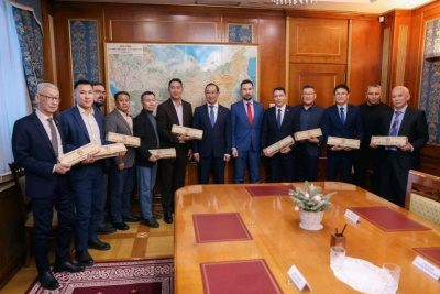 Айсен Николаев вручил якутские ножи военным корреспондентам / ЯСИА   