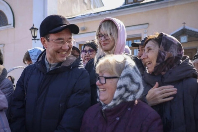 Айсен Николаев освятил пасхальные куличи в Преображенском соборе Якутска / ЯСИА   