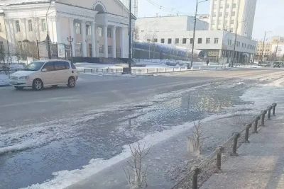 В центре Якутска вода разлилась на проезжую часть и тротуар / ЯСИА   